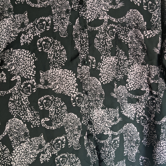 FREE with purchase over $30 🤩Guess leopard print blouse - Medium - Picture 3 of 4